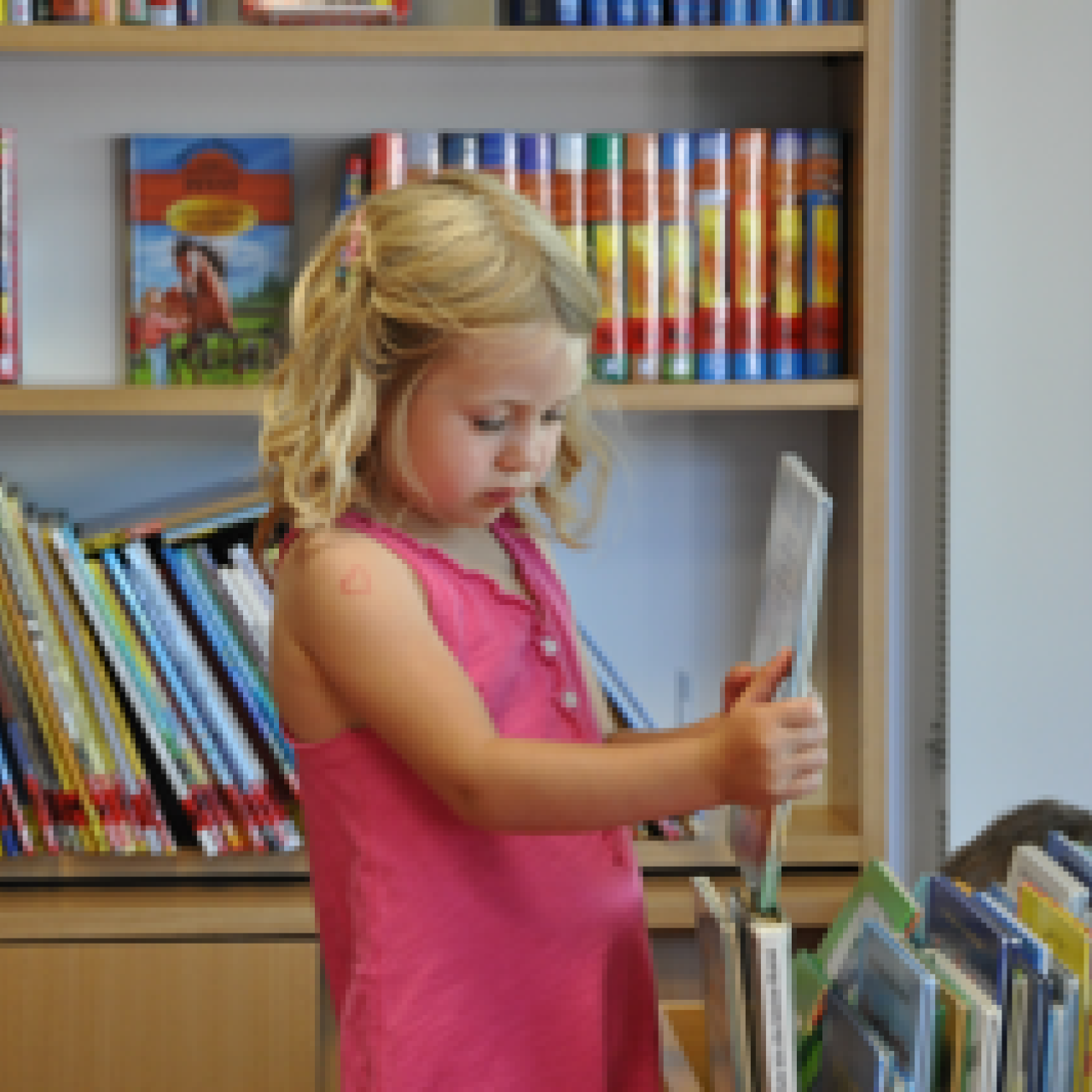 Mädchen in der Bücherei Rattersdorf-Liebing
