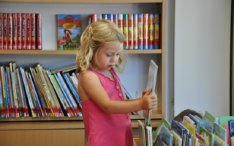 Mädchen in der Bücherei Rattersdorf-Liebing